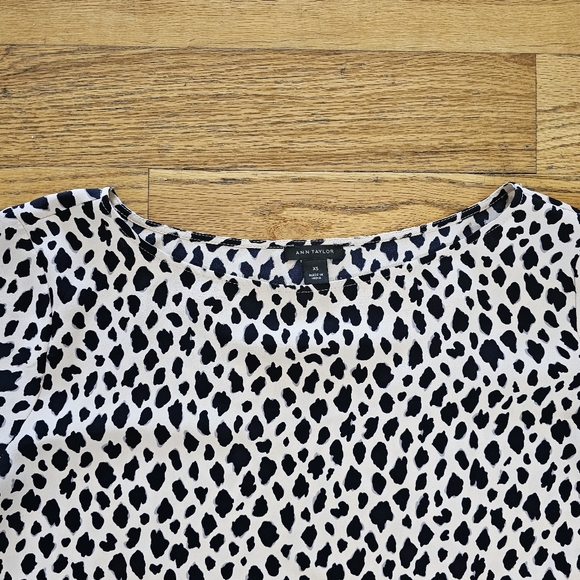 Ann Taylor Size XS Animal Print Blouse Relaxed Fit Chiffon Black and White - Picture 4 of 6